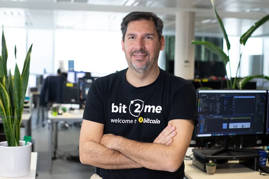 Equipo de Bit2Me Argentina celebrando su expansión cripto entre Europa y Latinoamérica