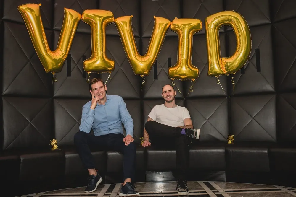 Aplicación de la plataforma financiera Vivid mostrando servicios cripto bajo licencia MiCAR en la Unión Europea