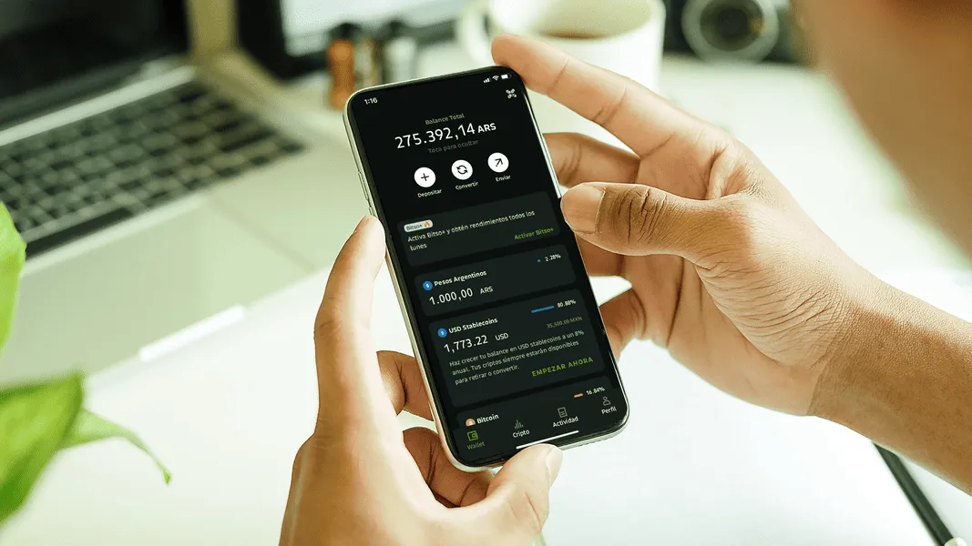 Persona usando la app de Bitso para hacer transferencias en dólares desde Argentina o México a Estados Unidos