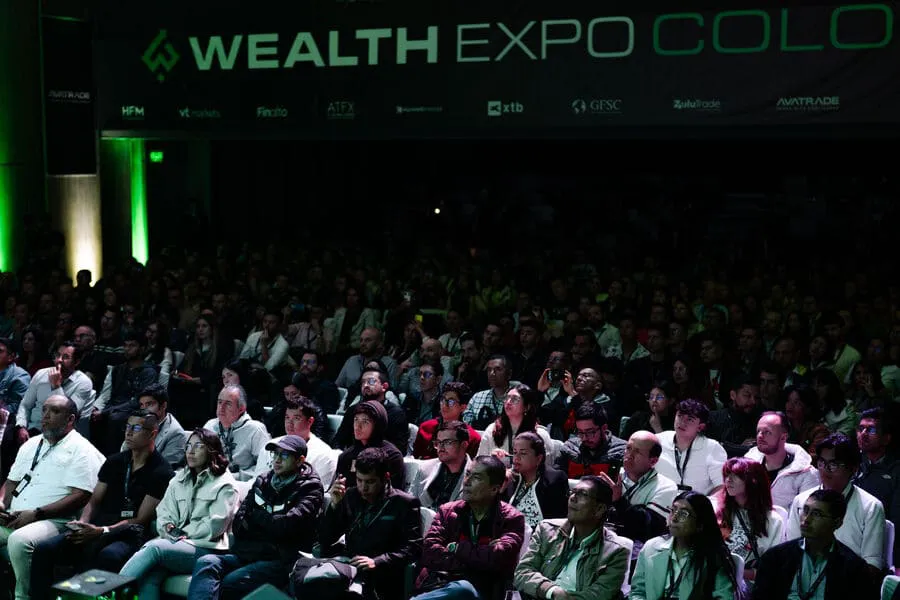 Personas participando en la Wealth Expo Argentina 2025, evento de finanzas, inversiones y criptomonedas en Buenos Aires.