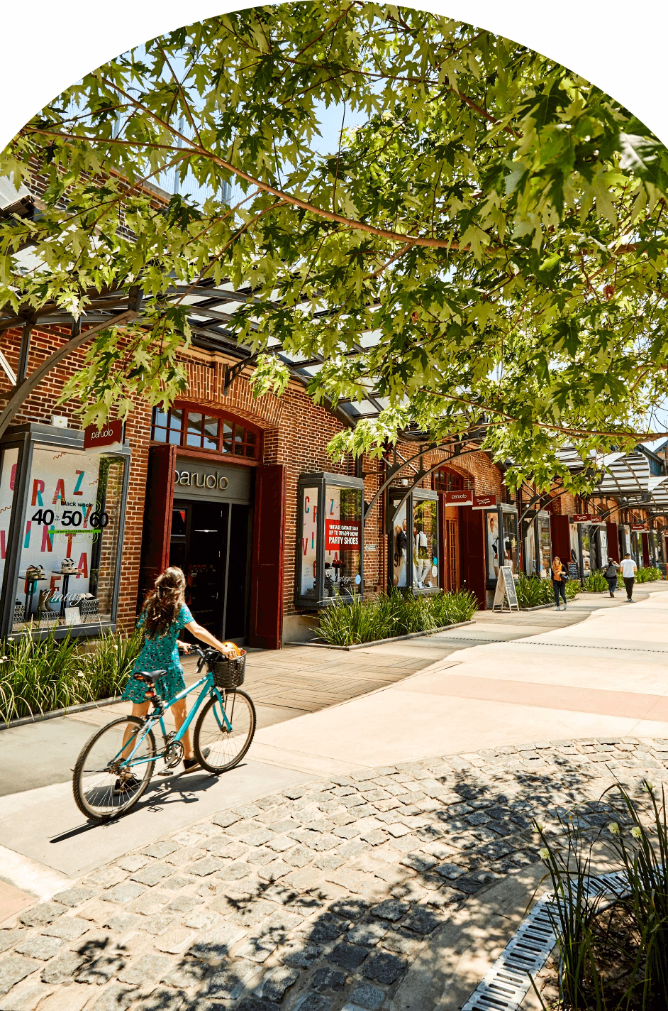 ¿Es Distrito Arcos un outlet?