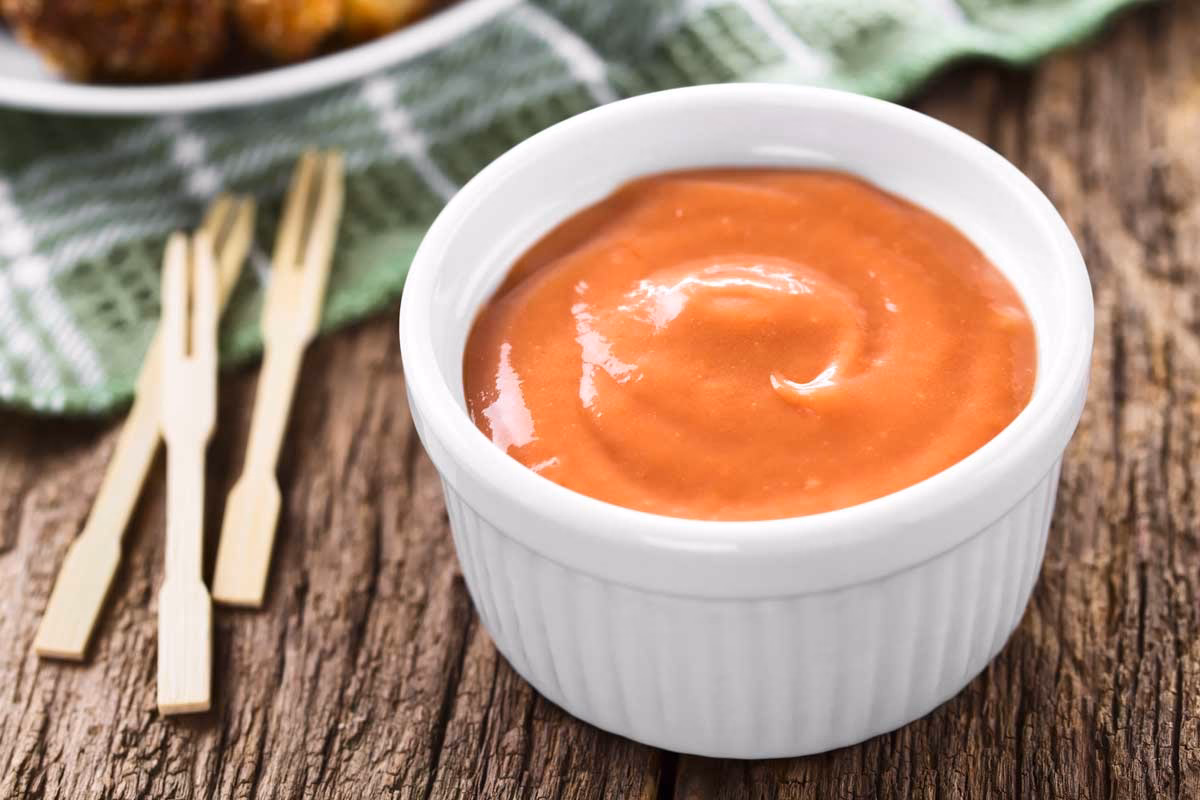 ¿Qué licor lleva la salsa golf?