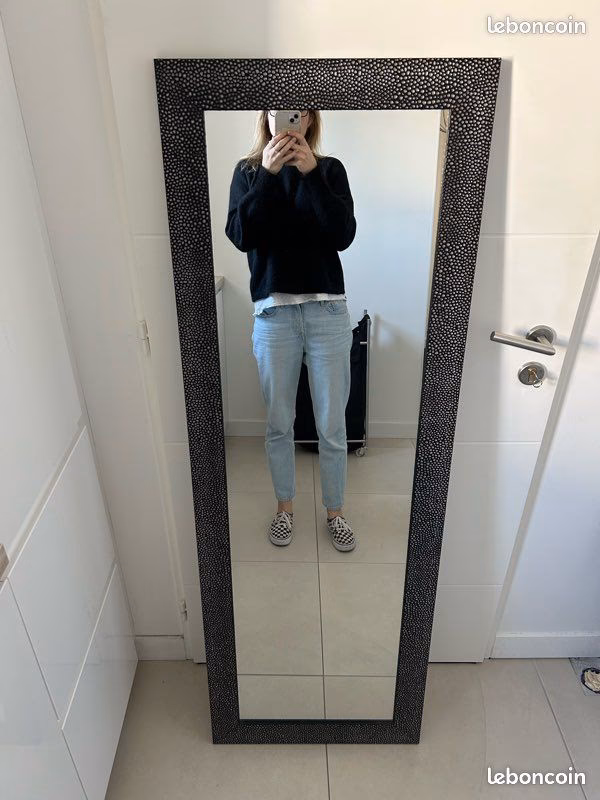 Comment puis-je mettre en valeur un miroir dans ma pièce ?