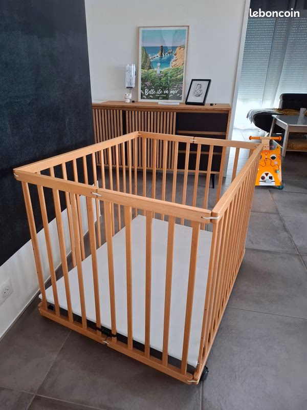 À quel âge mettre un bébé dans un parc ?