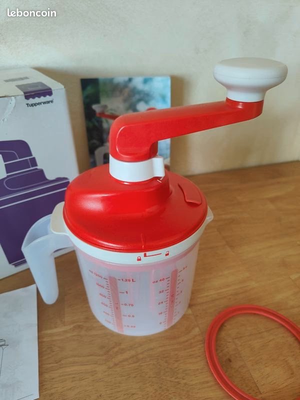 What is a Tupperware Speedy Mando?