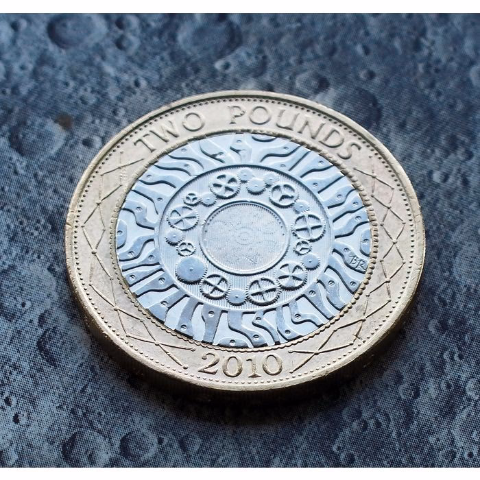 How much is the standing on the shoulders of Giants 2 pound coin worth?